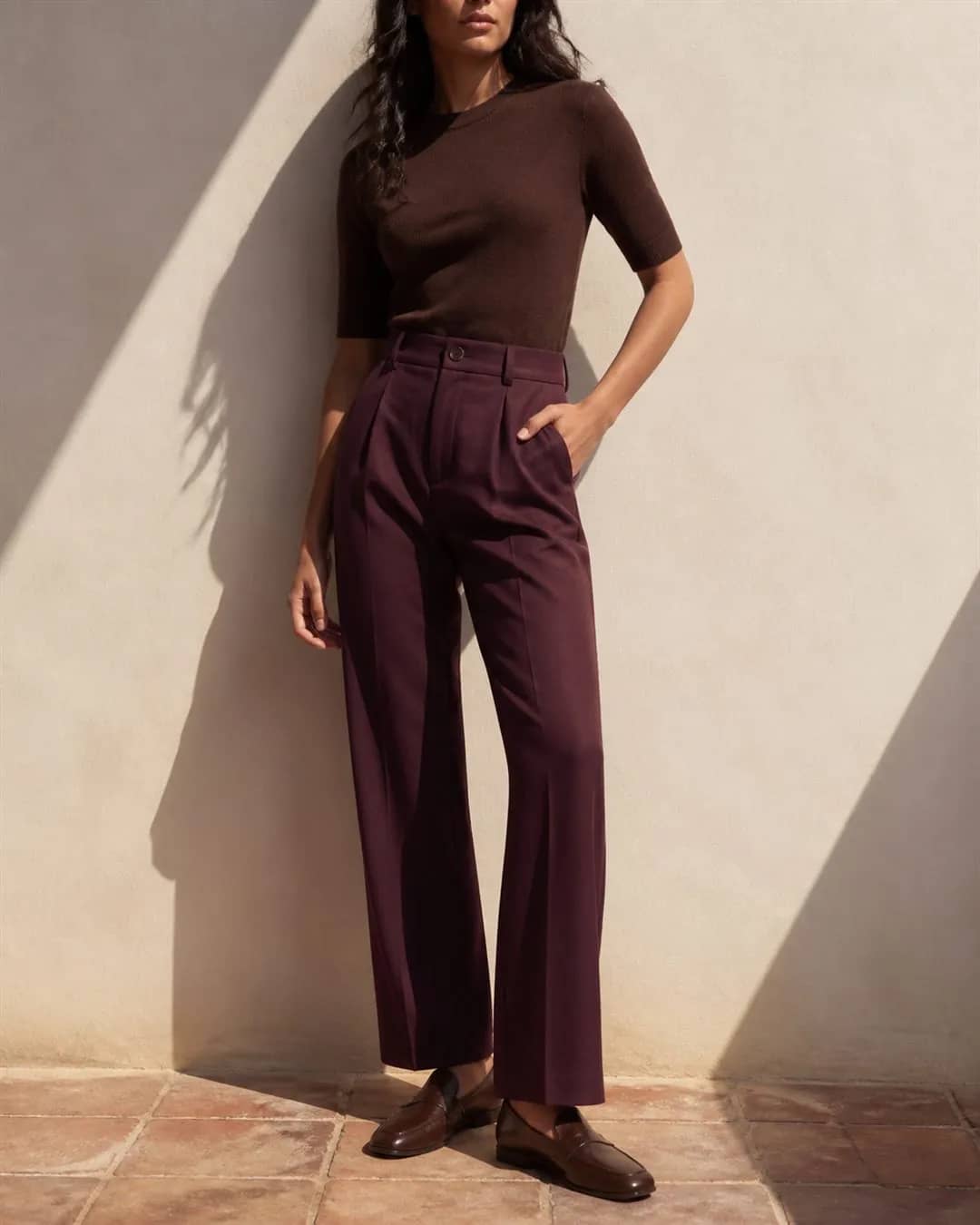 Combinación GeJo de pantalón amplio y top en tonos neutros