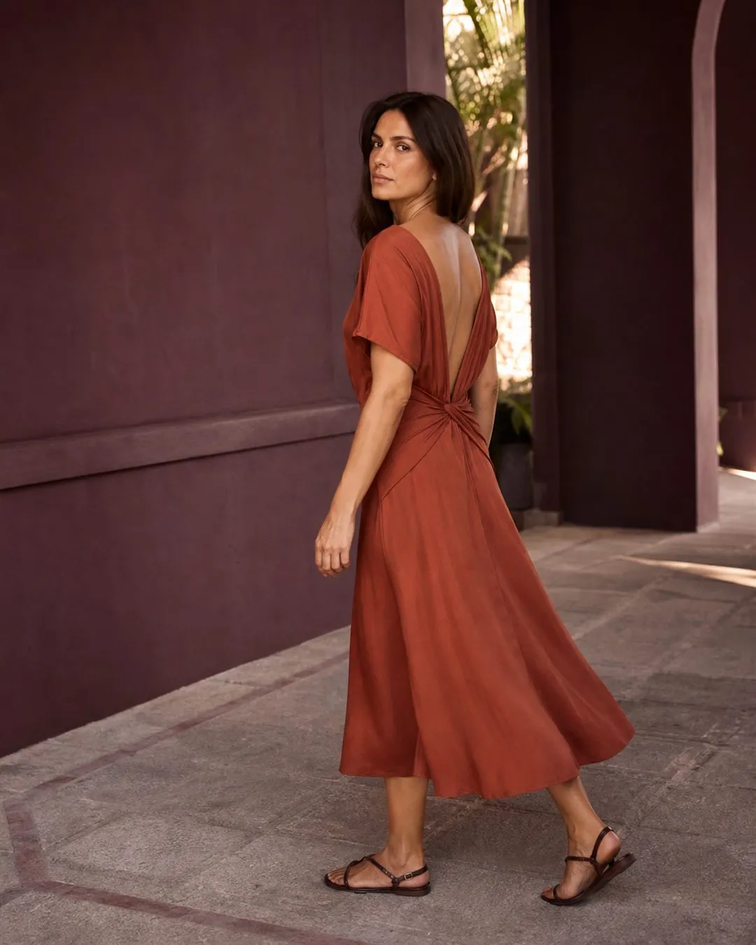 Vestido midi color arcilla